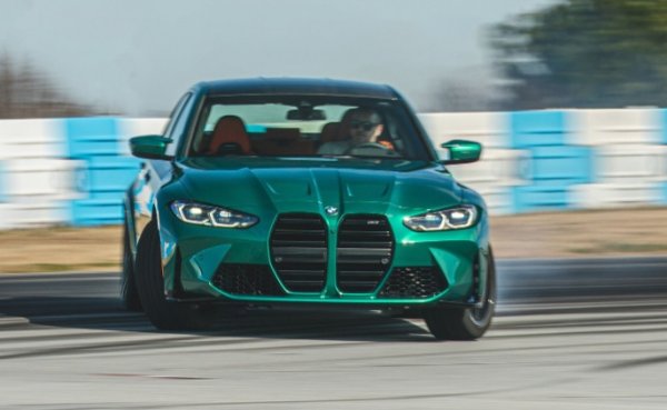 От този модел само седанът, задвижван от същия 3.0-литров двигател като по-малкото M2, се предлага с шестстепенна механична кутия. Колата излита до стотака за 4,2 секунди. Внимание - най-мощните варианти, които имат 30 до 70 конски сили повече, се предлагат само с 8-степенна автоматична трансмисия.
